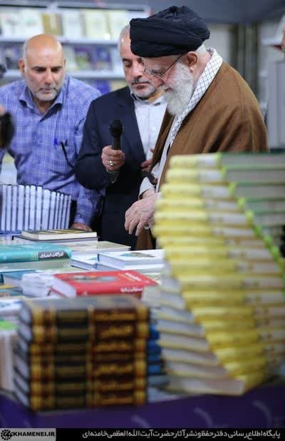 بازدید رهبر معظم انقلاب اسلامی از غرفه مؤسسه بوستان کتاب در نمایشگاه کتاب